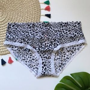 Victoria’s Secret The Lacie Lace Hiphugger Panty White Leopard Small NEW